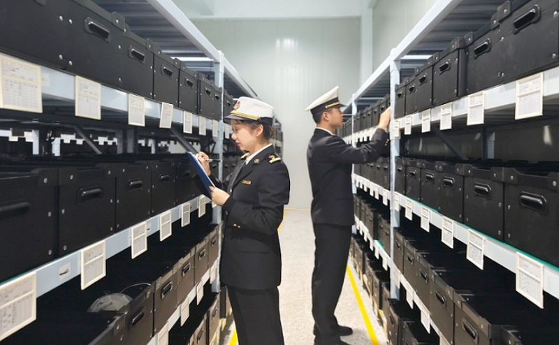 黄山海关关员对出口锂电池实施现场查检