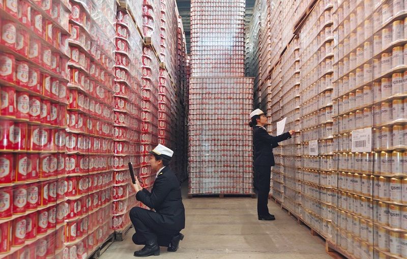 黄山海关关员对出口啤酒实施现场查验